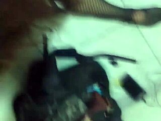 Ragazza Ipnotizzata Gode di un Incontro Interrazziale Intenso