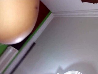 Miért lovagol a csaló hotwife azon a nagy fekete faszón a születésnapján?