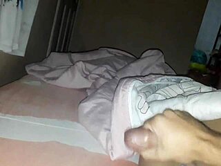 Gusta bartoo enjoys a solo session