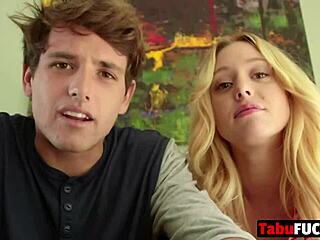 嘿，看这金发美女猛骑继兄大屌