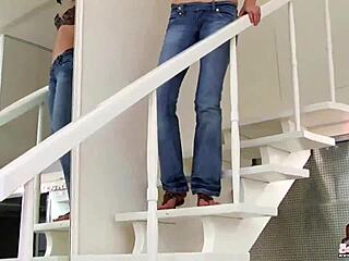 Teen Looks Stunning in Tight Skinny Jeans for Amateur Clip