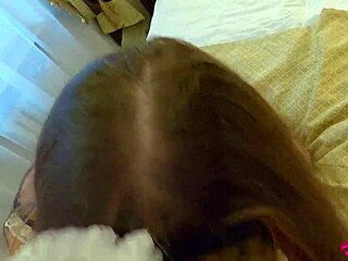 Hotel szobalány Nata Sweet keményen megbaszta a seggét a lopásért! 😈