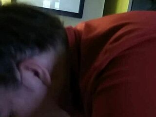 Hej, podívej se na to intenzivní kouření a souložení s monstrózním čurákem