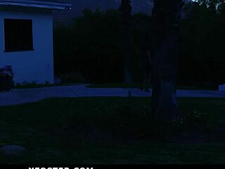 فتاة راعية بالغة 18 فانا باردوت تم القبض عليها تتسلل، تواجه عواقب في المنزل