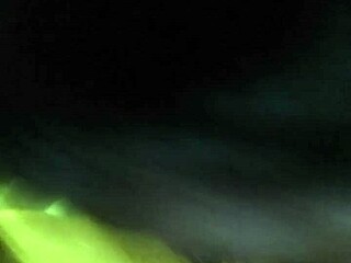 Hej, podívej se na to intenzivní kouření a souložení s monstrózním čurákem