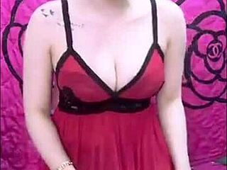 뜨거운 베트남 여자, 팬들 위해 유혹적인 움직임과 대담한 매력으로 라이브 스트리밍!