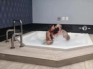 在浴缸里Iron-Biker操时射精和喷水