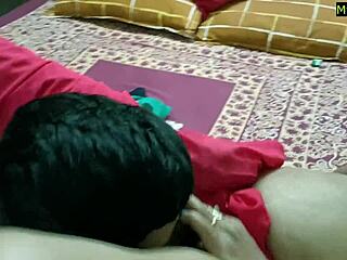 Intialainen kuuma englantilainen rouva viekoittelee 18-vuotiasta poikaa upeassa hindi-kohtaamisessa