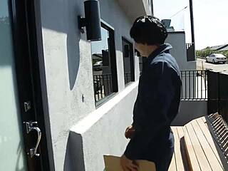 Me encanta ver a esa zorra rubia de tetas grandes follarse por el instalador de cable