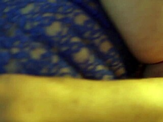 Я любительская жена Бетти Белл играю с анальными дилдо, о боже, так интенсивно