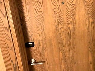 תפגוש אותי בחדר המלון שלי