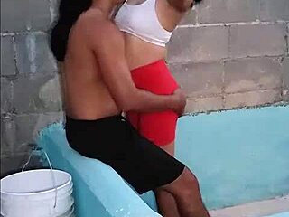 내 갈색 머리 이웃이 자지를 사랑해, 보고 싶어?