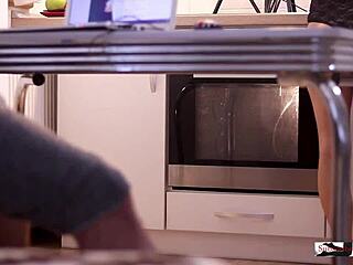 Quick fuck before dinner in amateur homemade style