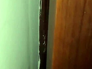 Mi vecina me pilló y me dio una follada dura