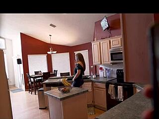 Peguei a noiva do meu padrasto se esgueirando, parte 1 história