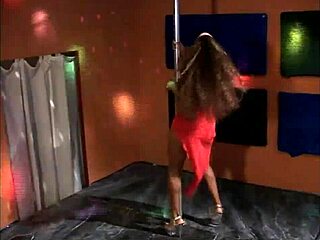 Hitto, hänen perseen heiluttelutaitonsa ovat uskomattomia! 🔥