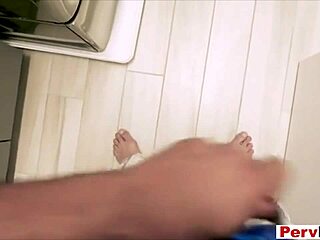 偷偷处理继子的精液