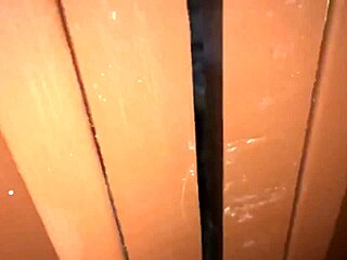 Mi vecina me pilló y me dio una follada dura