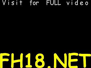 Осемнадесетгодишна красавица се намазва за див масаж