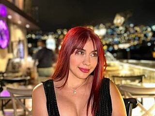 Cena de primera cita se convierte en perrito hardcore en escaleras de apartamento