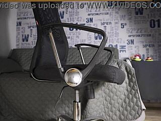 Skrytá kamera zachytí MILF sekretářku pod sukní