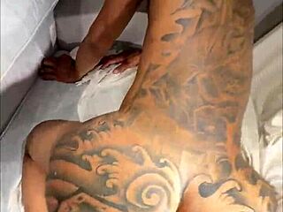 Essa bunda tatuada é tão gostosa de meter 😍