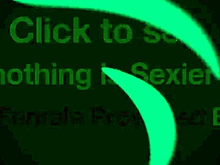 Ehi, guarda la prosperosa Jade che si masturba e viene forte all’aperto, sì?