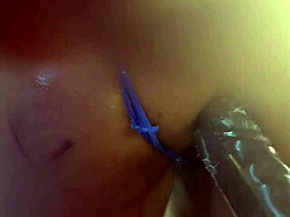 Бетти Бангкок позволяет сантехнику доминировать с двойным действием