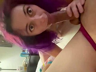 Chica morada de pelo da mamada alucinante a esa polla! 😏
