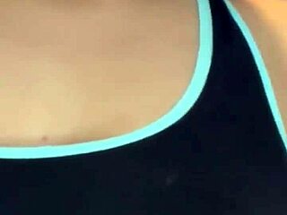 Ivy Flores 角色扮演在淋浴中高潮