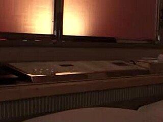 熱いアジアン女子大生が毎週土曜夜に客を激しくセックス 😍