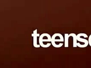 Sladka punca skriva ozko muco za divji seks