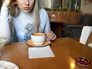 Diaľkový vibrátor trápi Letty Black v kaviarni