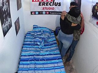 एन 4 ला माता दोस्त के बड़े अस के साथ डॉगीस्टाइल में बेंट ओवर हार्डकोर एक्शन