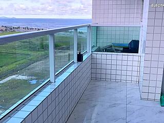 Contraté a esta empleada, ¡mira qué culo enorme!