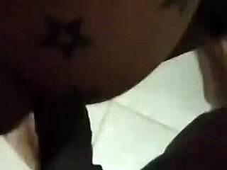 我-我闯进房间在衣柜里发现美味惊喜