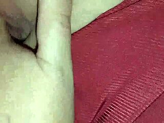 내 새 끈팬티 봐봐. 이 섹시한 18+ 아가씨가 관음증 앞에서 장난감으로 격한 오르가즘