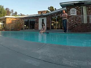 Scarlett johnson gives a blowjob by the pool