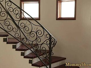 Мащеха не може да устои да оближе сладката си доведена дъщеря