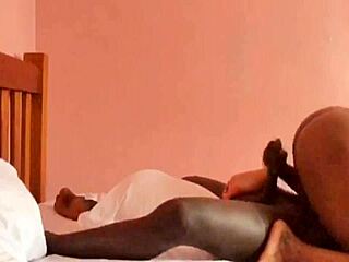 सौतेली मम्मी की कर्वी गांड को BBC राइड के बाद कम मिला