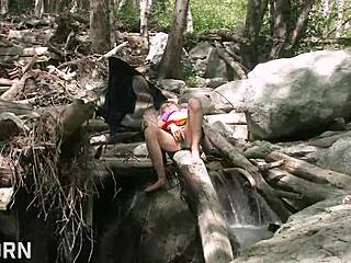 見て、このセクシーな18歳ブロンドが森の屋外で毛むくじゃらのマンコを指マンしてる！