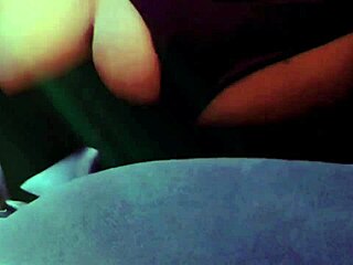 为什么这个辣拉丁妹在车里那样自慰？