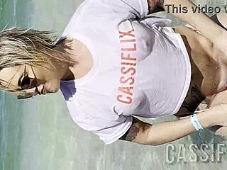 Coach de tennis de plage craque pour mon gros cul en public