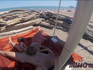 Ekshibicionistična milf učiteljica daje zunaj drkanje velikemu kurcu. Uau! 😲