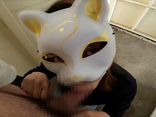 변태 와이프가 근무 휴식에 차고에서 섹스해