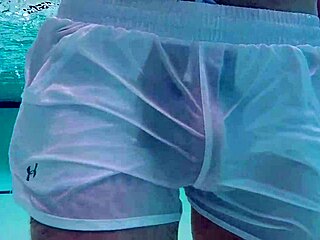 Garçon de piscine en maillot transparent, grosse bite sous l'eau 😏