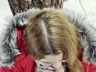 Caroneira Gordinha de Couro Chupa Pau na Floresta Nevada. Quer Ver o Rabo Suculento Dela Sendo Arrombado?