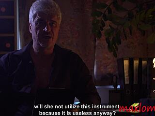 Édes Milf Kibírja Az Erős Ostrozást A Hátán