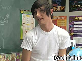 Twinks Aidan dan Dayn Anal di Kelas