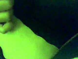 Enormes Senos de Una Chica Masturbando?